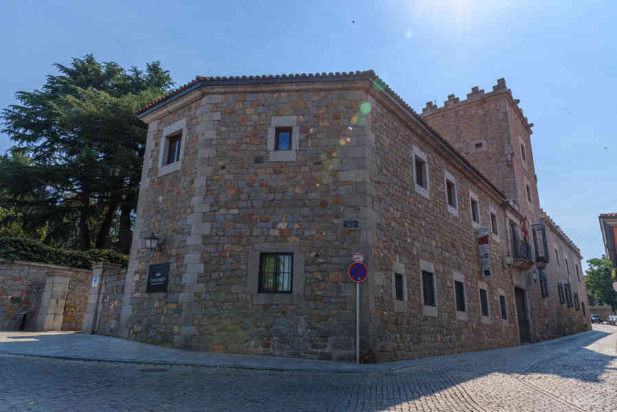 Ávila 113 - palacio Raimundo de Borgoña o Juan de Henao - parador nacional.jpg